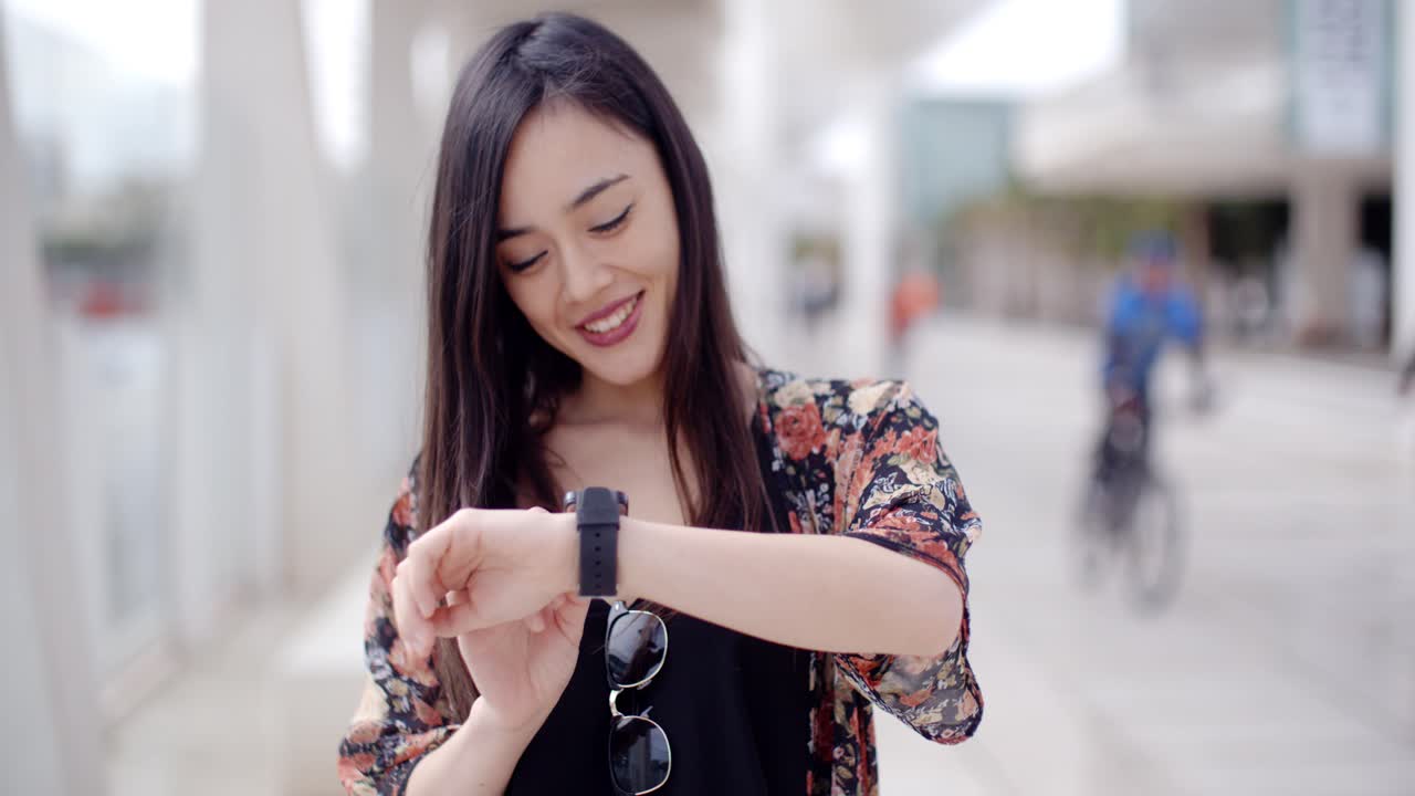mujer joven mirando la hora con una sonrisa
