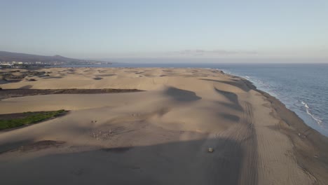 Vista-Aérea-De-Las-Dunas-De-Arena-A-Lo-Largo-Del-Océano-Atlántico-En-Las-Islas-Canarias,-Dunas-De-Maspalomas