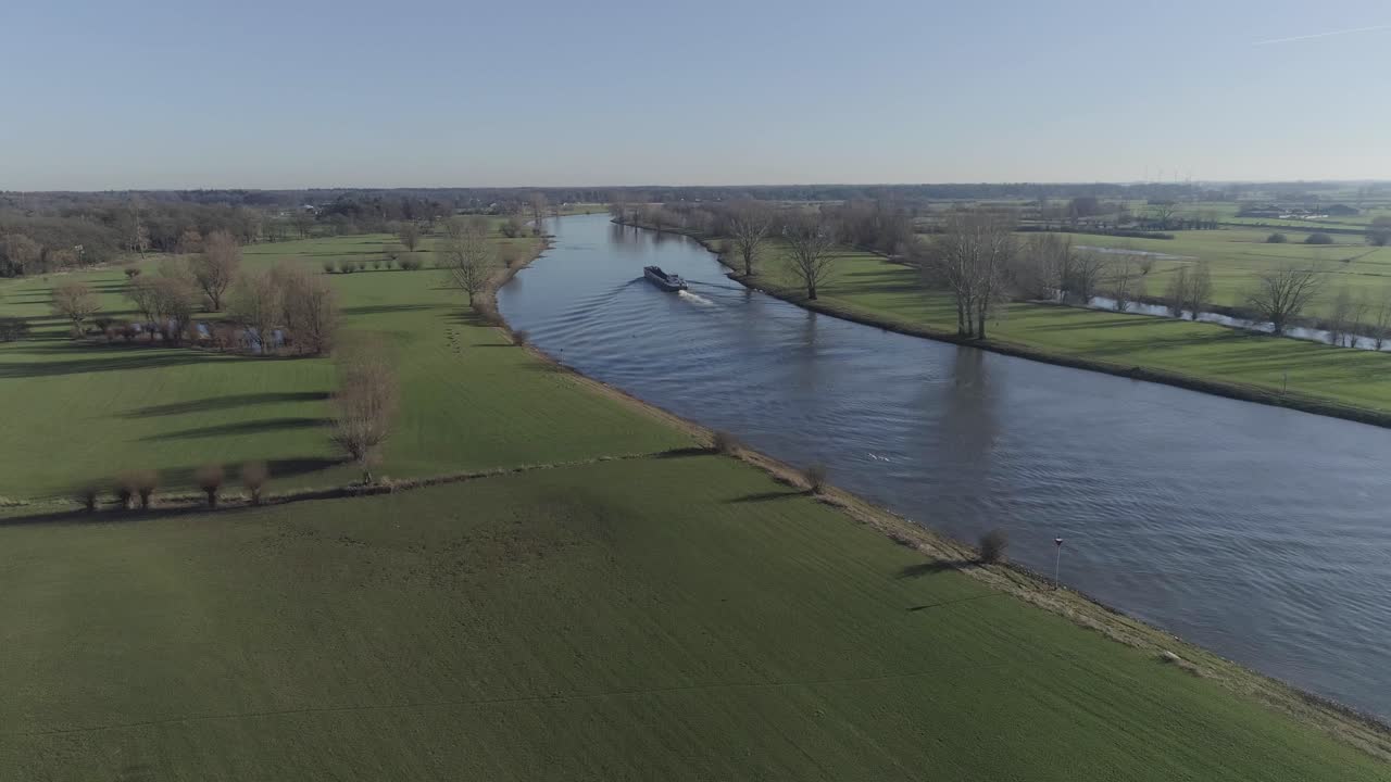 강에서 화물선의 드론 샷