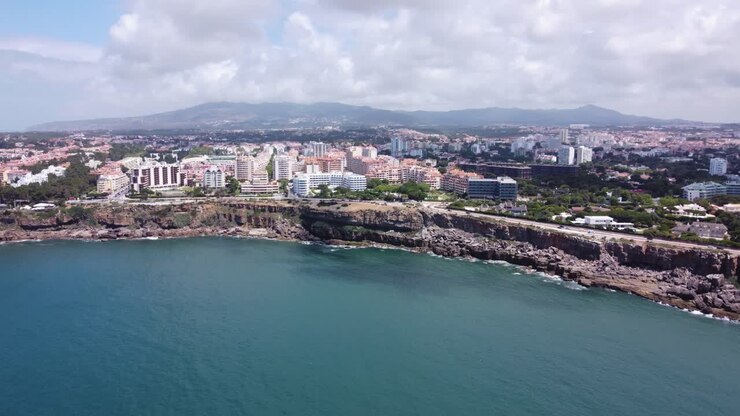 Avvicinamento alla costa di Cascais con scogliere rocciose, Portogallo.