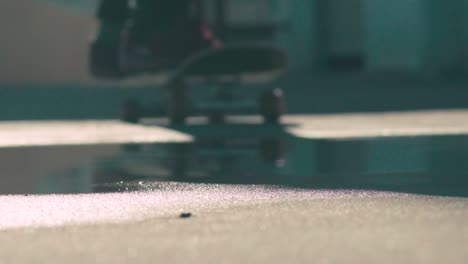 patineta salpica a través de un charco de agua