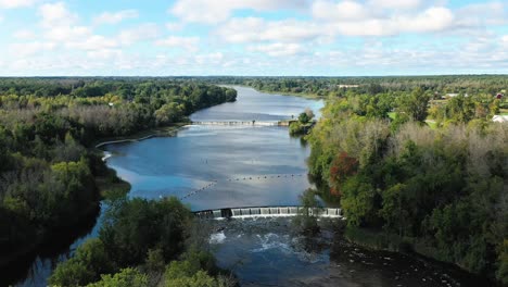 Río-Rideau-A-Mediados-De-Verano-Con-Cielos-Azules-Y-Bloqueos-De-Barcos-A-Lo-Largo-Del-Agua