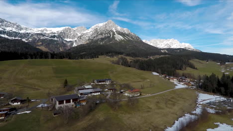 Fliegende-Drohne-über-Den-Schweizer-Alpen-In-Österreich