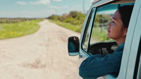 viaje por carretera, viaje y mujer en la ventana de la furgoneta
