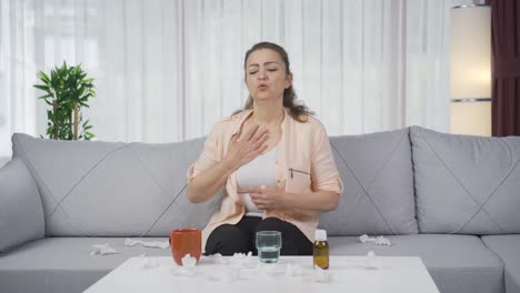 mujer con dolor en el pecho.