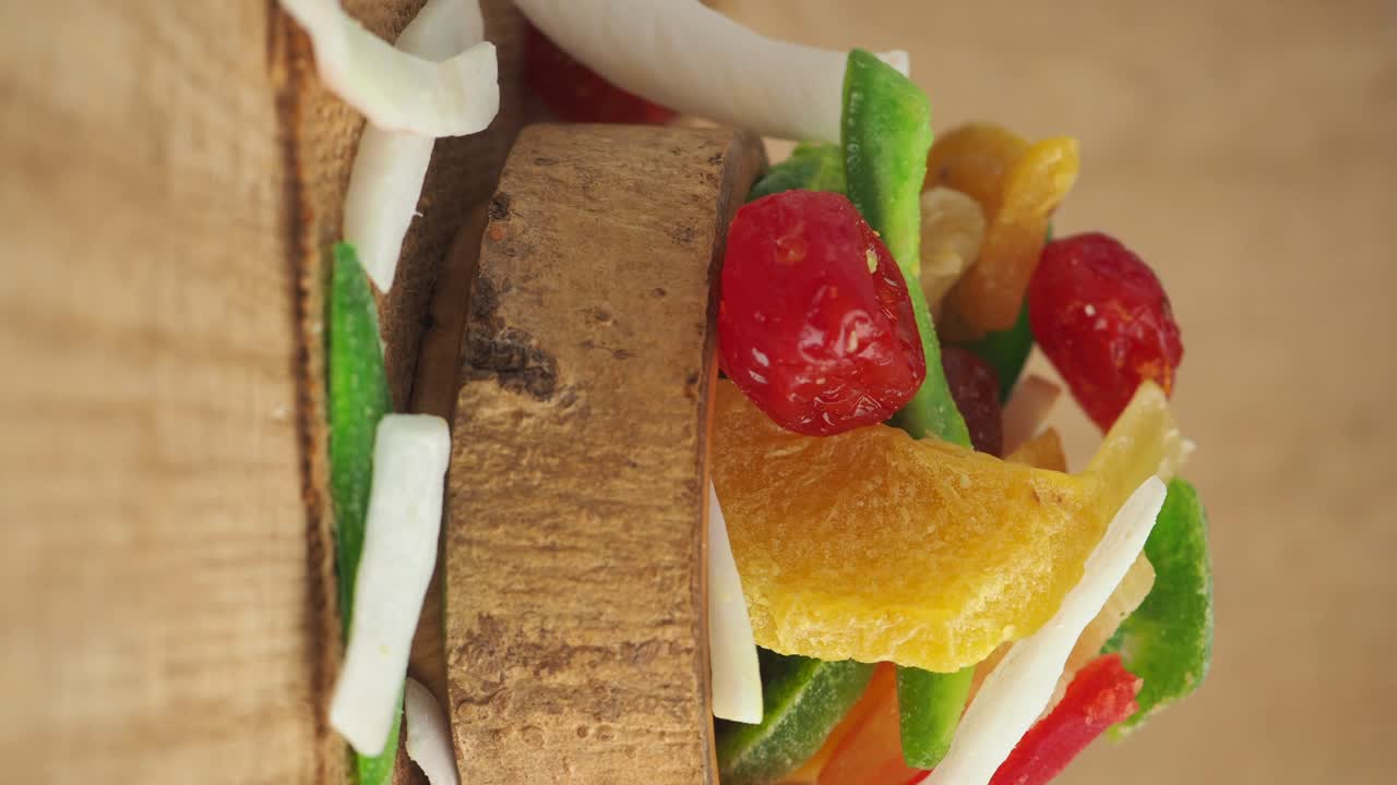 Frutta secca in una ciotola di legno