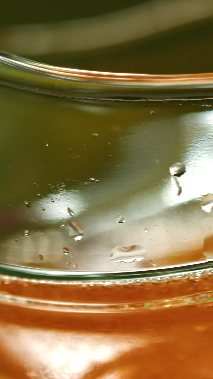 Primo piano di un liquido in un bicchiere