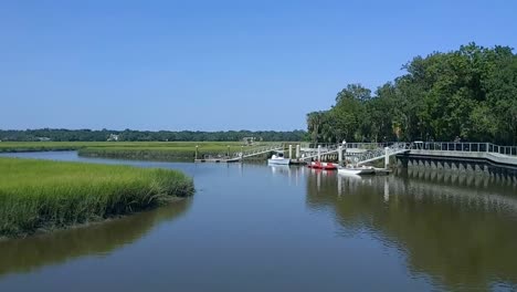 Florida-Boat-Dock,-Bird-Flys-Overhead,-Pan-Shot,-Wide