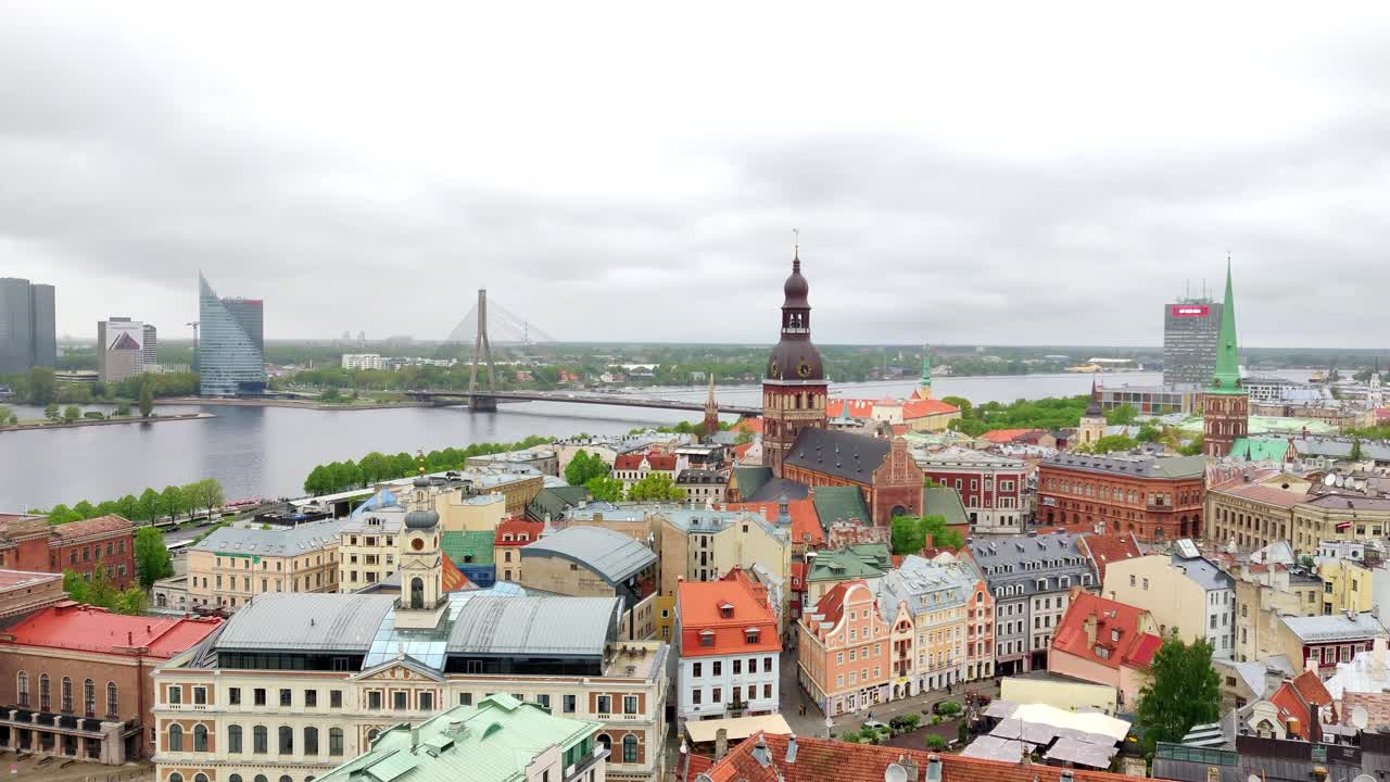 vista panorámica de la catedral de riga y el puente vansu sobre el río daugava