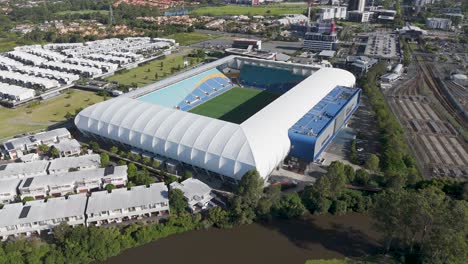 estadio rodeado de paisaje urbano y vegetación