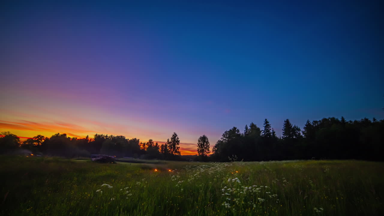 impresionante puesta de sol y luego hogueras mientras la gente disfruta de una noche en el campo - todo el tiempo de la noche y el día