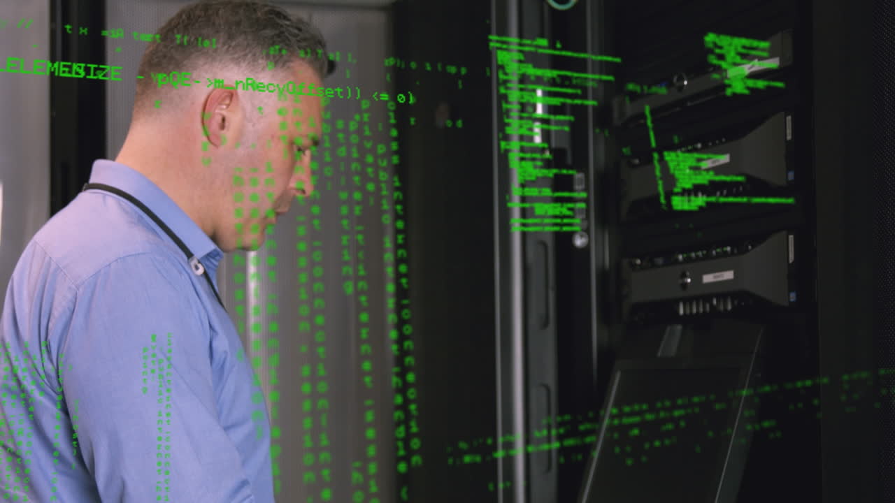 animación del procesamiento de datos sobre el hombre caucásico usando computadora en la sala de servidores