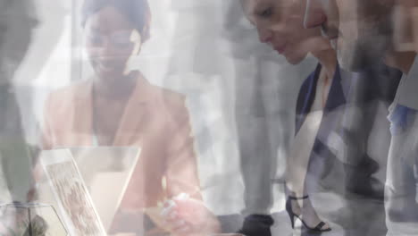 animación de diversos colegas que usan computadoras portátiles en la oficina sobre los viajeros acelerados que caminan