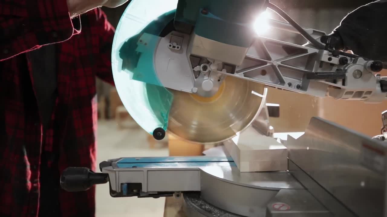 목수 가 나무 가게 에서 일 하는 목수