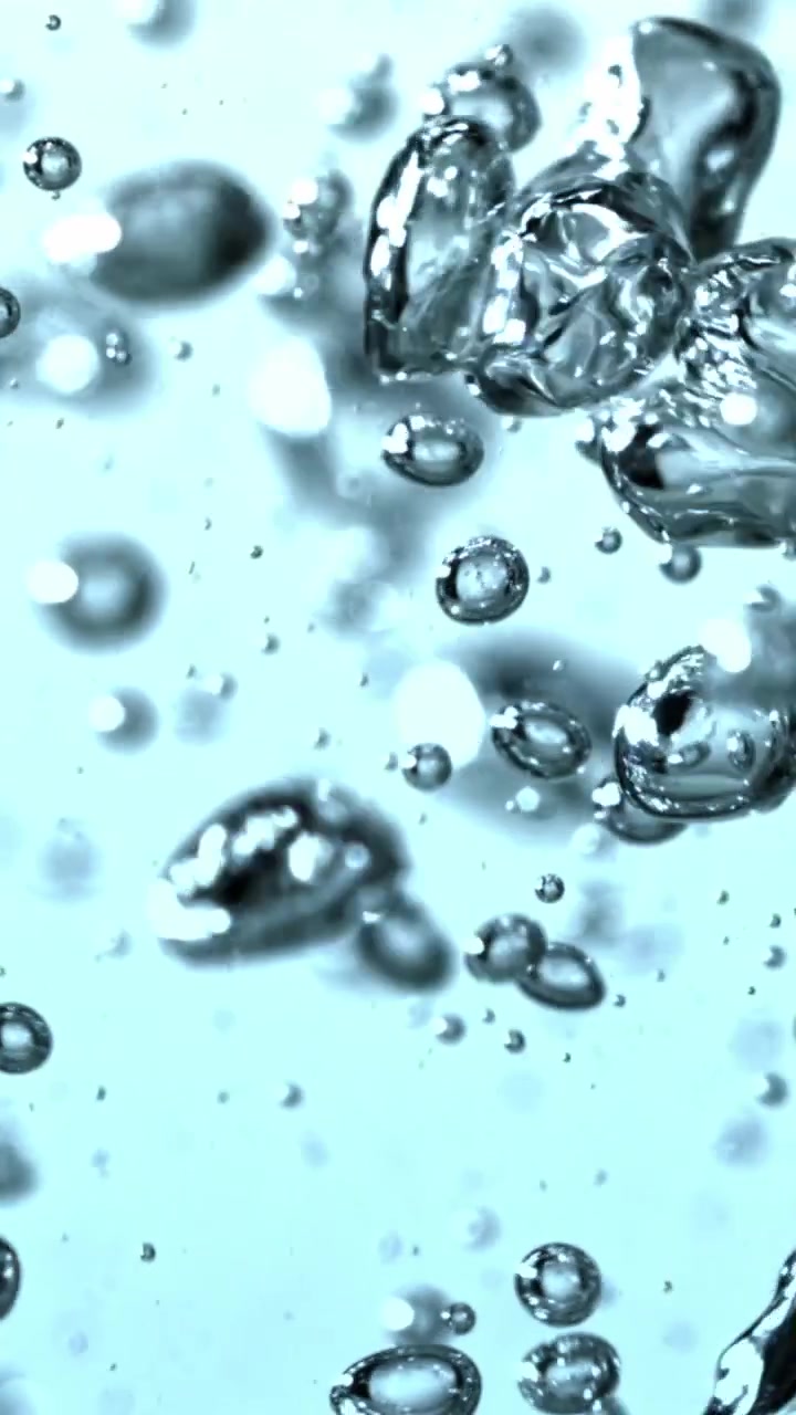 Bolle d'Aria Rinfrescanti che Salgono in un Liquido Blu Trasparente