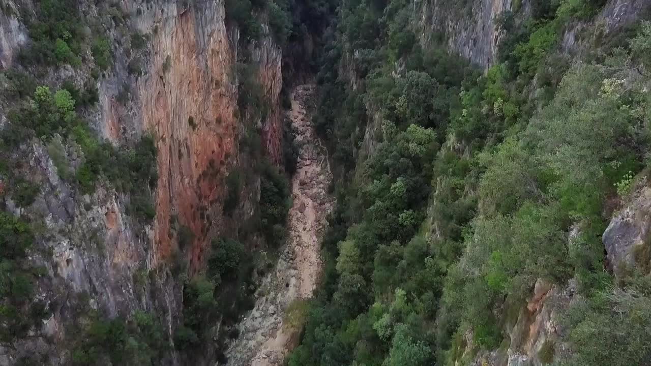 volando en medio de un cañón