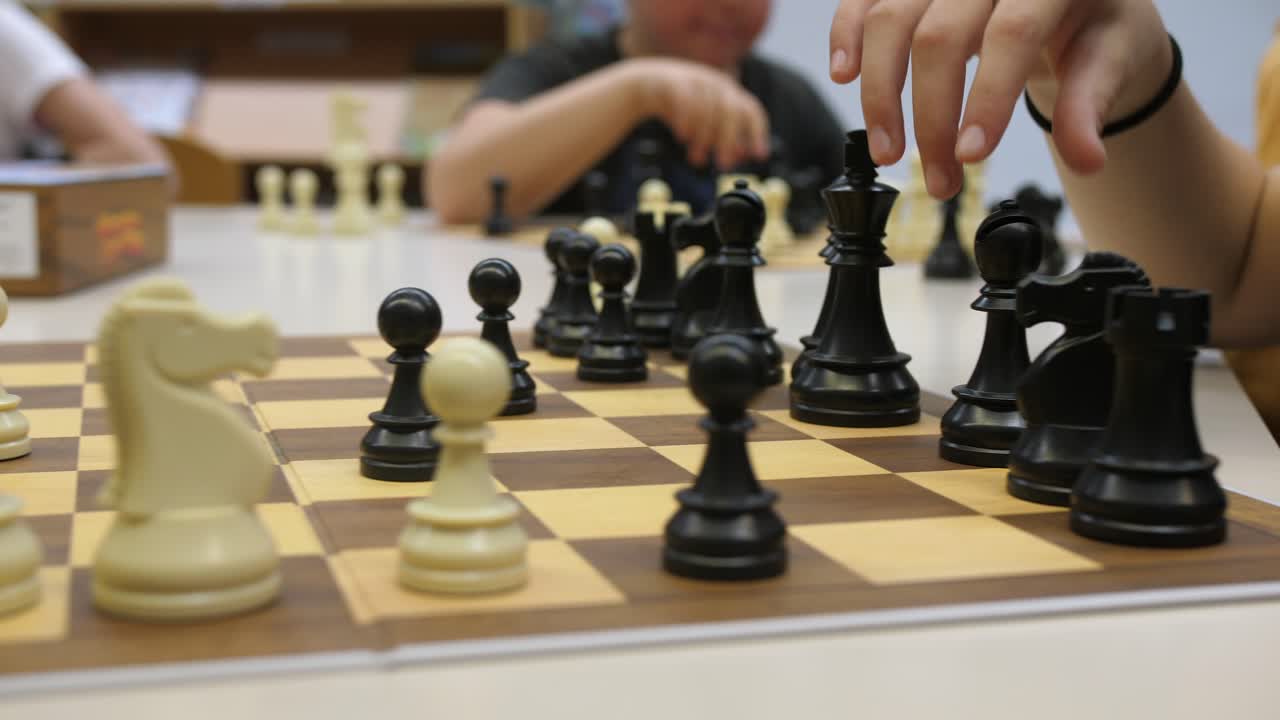 자유 시간에 체스를 두는 아이들, 재미, 손을 움직이는 그림, 느린 동작