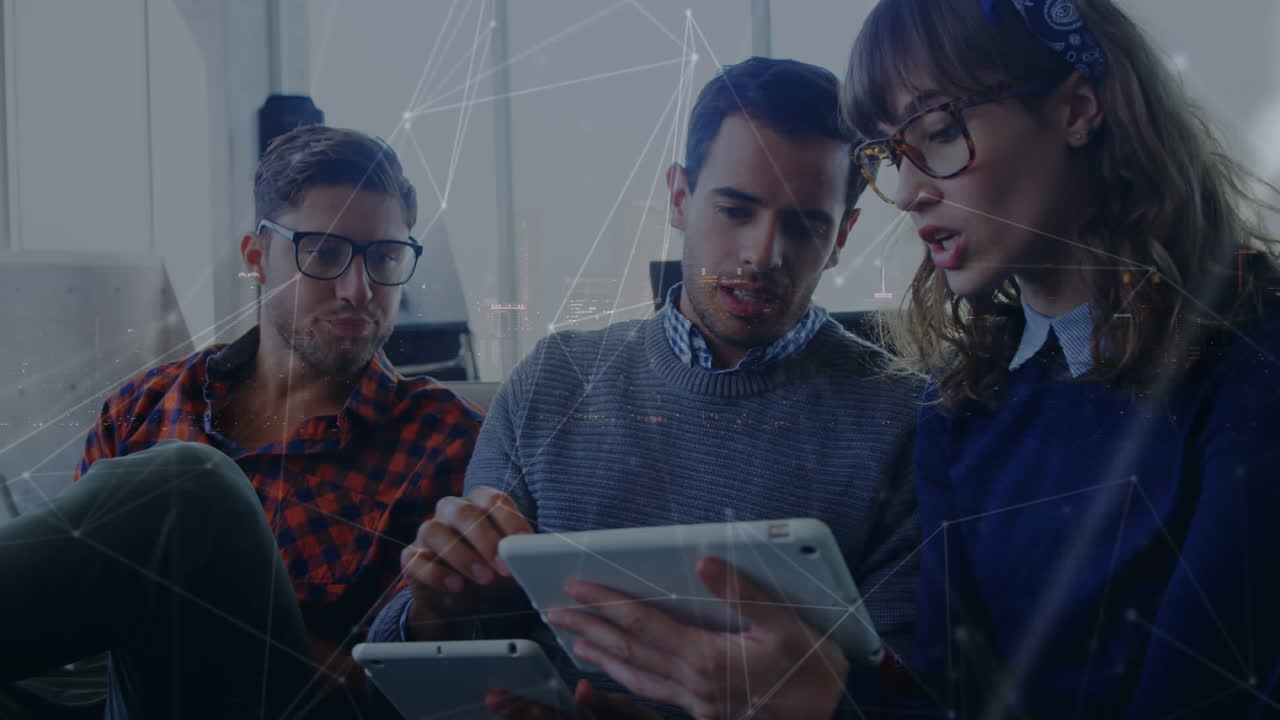 animación de redes de conexiones entre diversas personas de negocios en la oficina