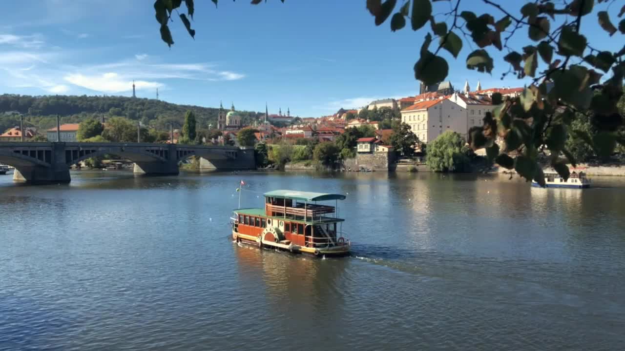 Barca fluviale naviga lungo la Moldava a Praga in un giorno di primavera.