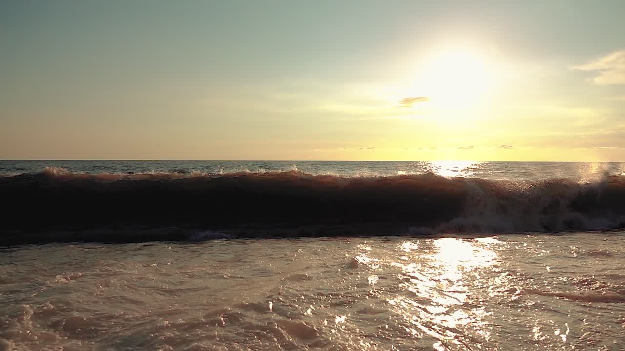 las olas del atardecer en la playa