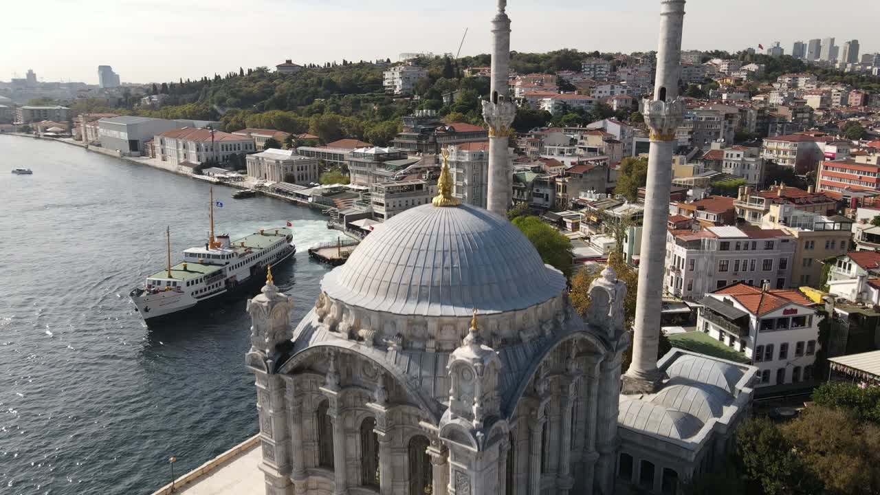 İstanbul Ortaköy Camii'nin havadan görünümü.