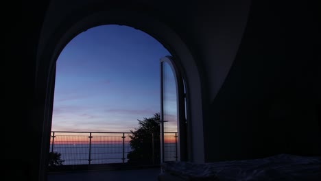 Amanecer-De-Lapso-De-Tiempo-Desde-La-Habitación-De-Lujo-De-La-Suite-Del-Hotel-Con-La-Ventana-De-La-Puerta-Del-Balcón