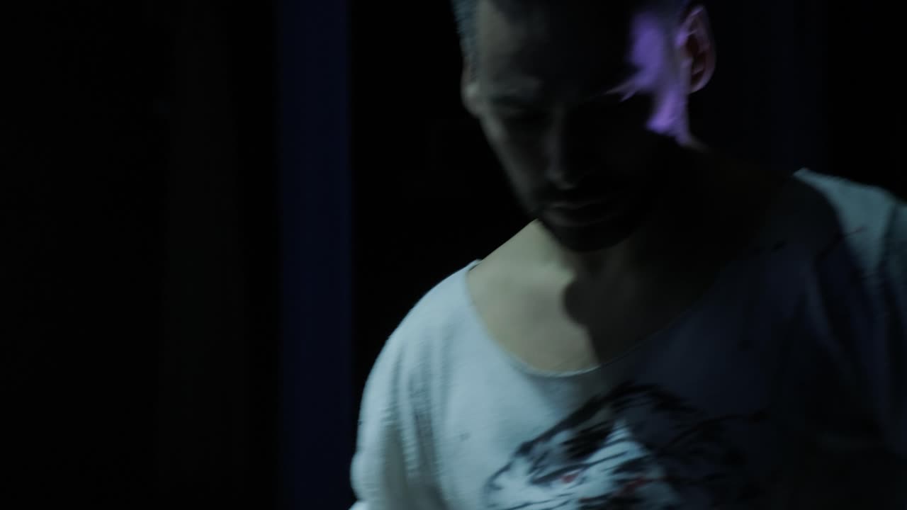 artista innovador talentoso dibuja en el lienzo grande, usando dos manos. pintor contemporáneo que crea arte moderno abstracto. pintor de velocidad