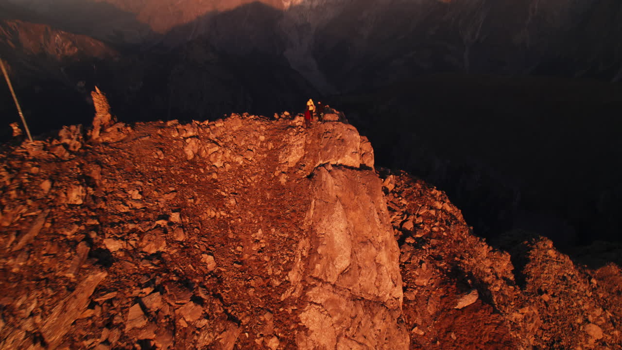 vista aérea de turistas en el pico de la montaña testa di liconi y la montaña mont blanc en el horizonte, paisaje de los alpes italianos
