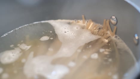 Cerca-De-Fideos-De-Pasta-En-Agua-Hirviendo