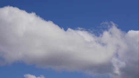cielo azul nubes blancas. nubes puffy fluffy blancas. nube cúmulo scape lapso de tiempo. verano cielo azul lapso de tempo. dramático majestuoso increíble cielo azul. nubes blancos suaves se forman. nubes fondo lapso de time