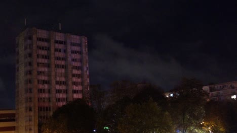 el lapso de tiempo de la tormenta nocturna durante las fuertes lluvias. video de textura granulada con enfoque suave.