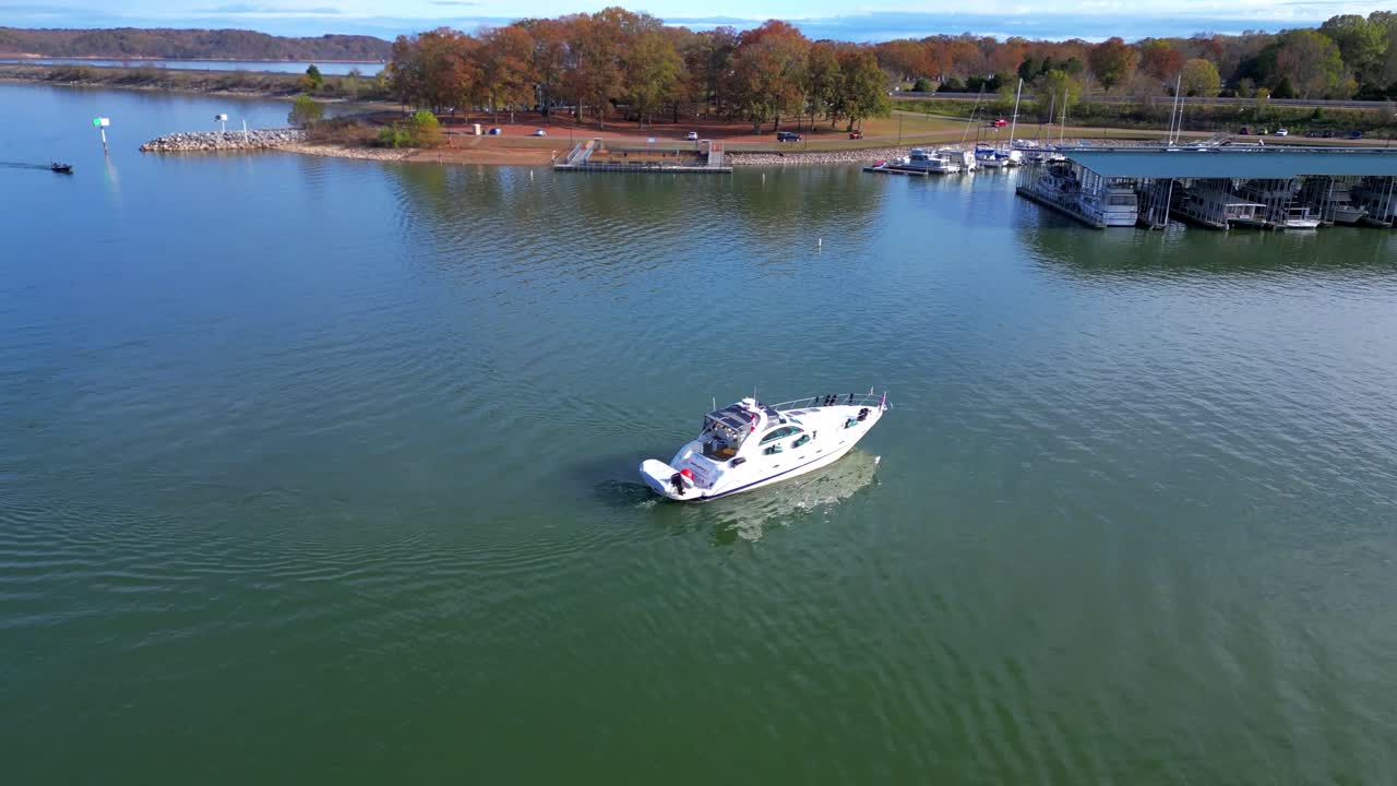 테네시주에 위치한 파리 랜딩에서 배가 천천히 항구로 들어옵니다.