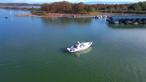 Un-Barco-Se-Detiene-Lentamente-En-El-Puerto-De-Paris-Landing,-Ubicado-En-Tennessee