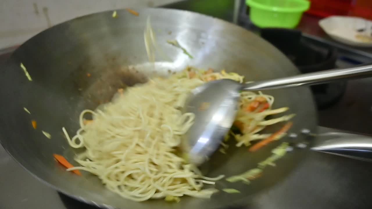 오븐에서 국수를 요리하는 남자 손의 탑 샷