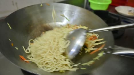 foto superior de la mano del hombre cocinando fideos en el horno