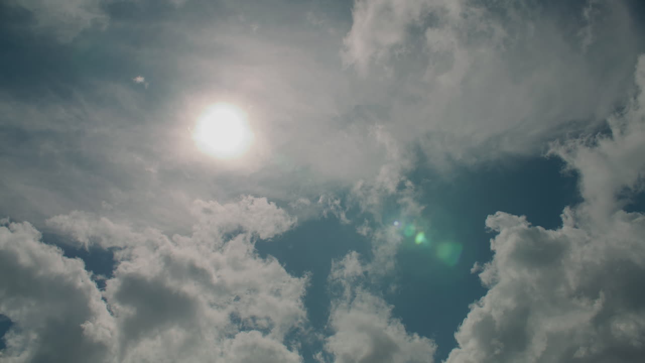 Облачное небо с солнцем