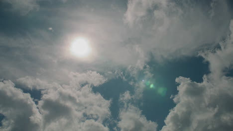 cielo nublado con sol