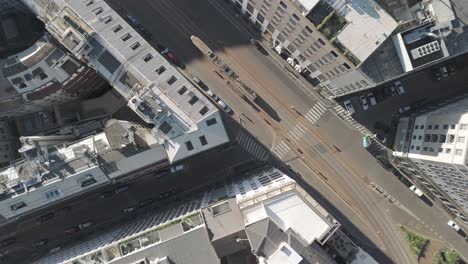imágenes sorprendentes de drones de la torre velasca en milán.