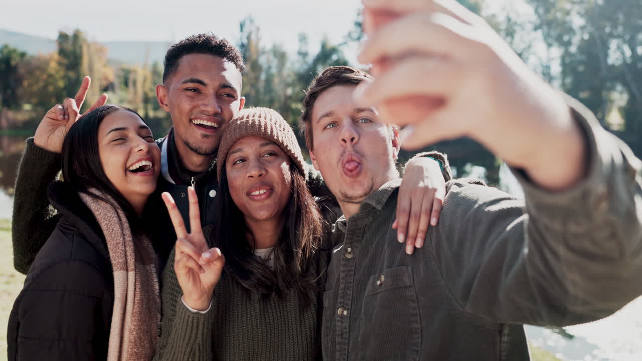 행복한 사람들, 친구들, 그리고 셀카를 위한 자연