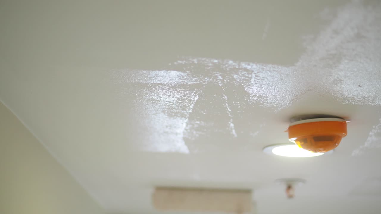Dipingere un soffitto con un rullo