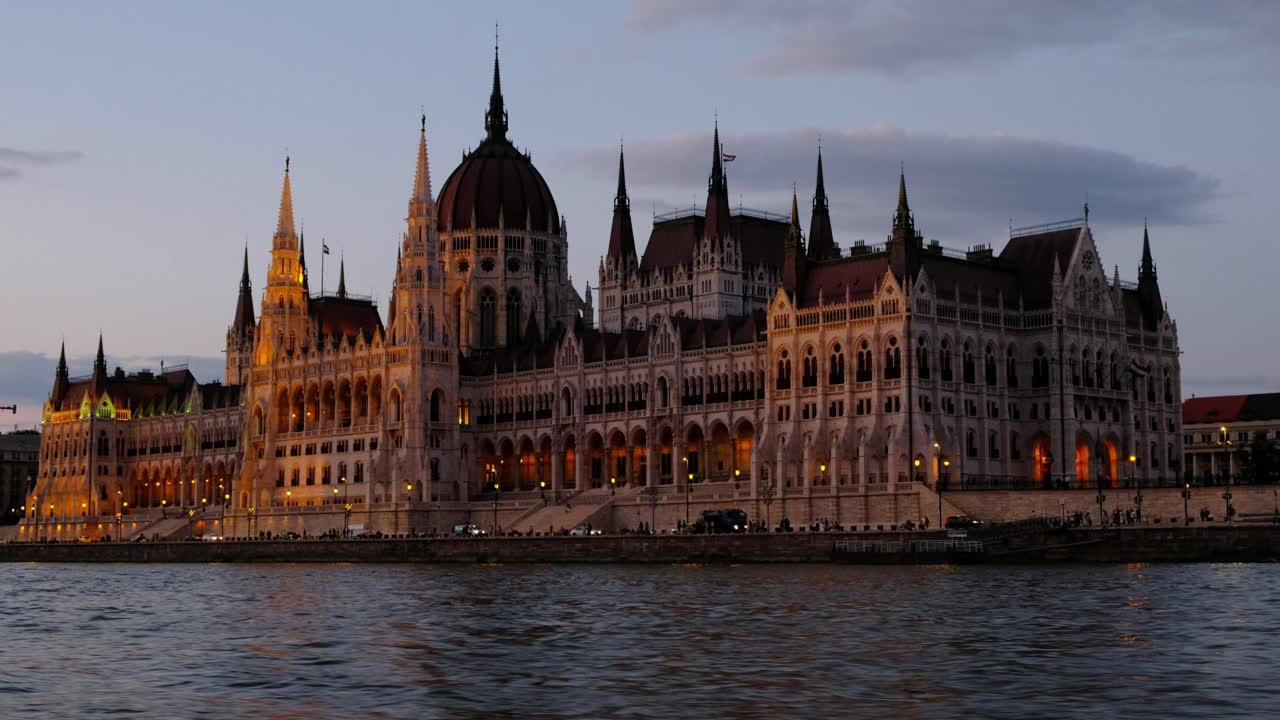 L'Edificio del Parlamento Ungherese, Országház, il fiume Danubio, ora dorata, Parlamento di Budapest, Assemblea Nazionale Ungherese, luci della città, punto di riferimento gotico e destinazione turistica a Budapest 4K 30fps