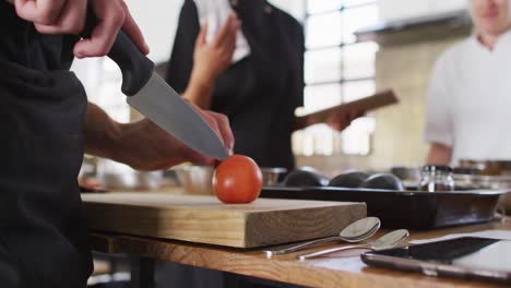 cocinera caucásica que enseña a un grupo diverso