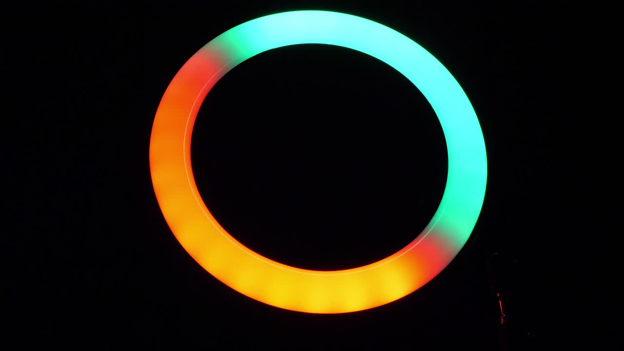 la lámpara rgb del anillo brilla con luces rojas y verdes.
