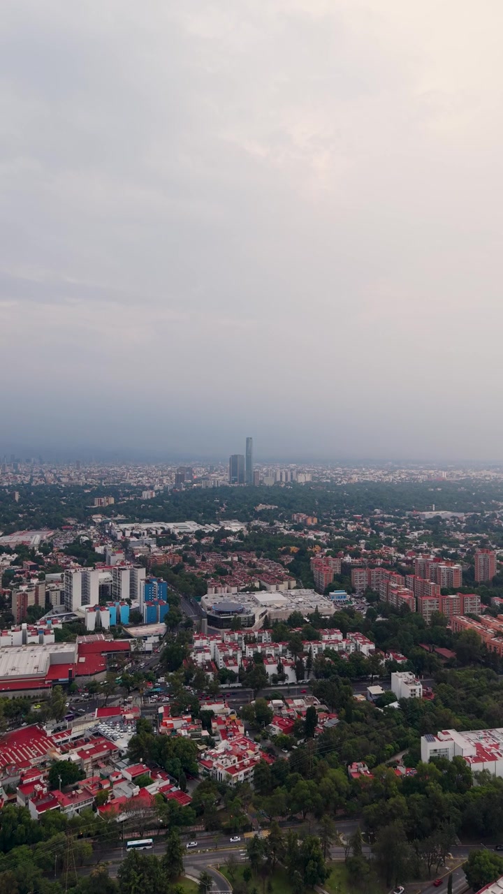Dramatik bulut örtüsü altında güney CDMX'in havadan panoraması