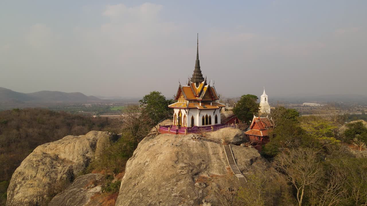 vista aérea de 4k de la cima de una colina rocosa llamada mondop en tailandés, del majestuoso wat phra phutthachai, el templo de la huella del señor buda en saraburi, tailandia