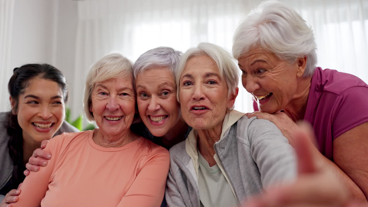 피트니스, 친구들과 체육관의 고령 여성들