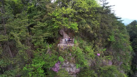 un dron captura a una pareja solitaria en medio de la abarrotada aldea de huangshi.