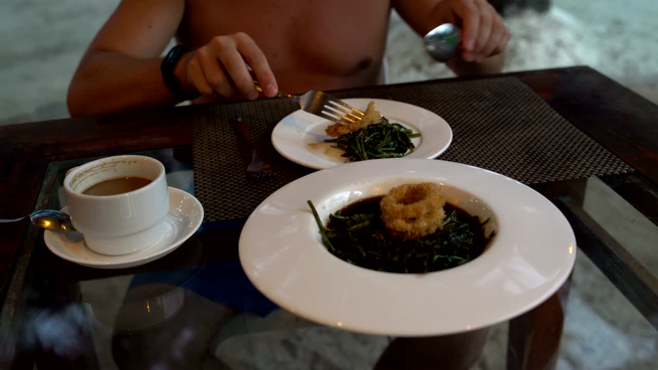 남자 들 의 손 은 접시 에 음식 을 놓았다