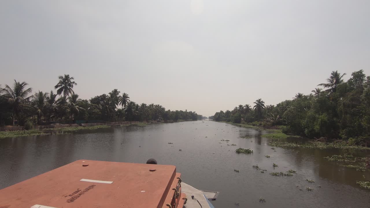 viaje en barco pov a lo largo de las riberas de los ríos tropicales en alappuzha, viaje tranquilo en el canal de kerala