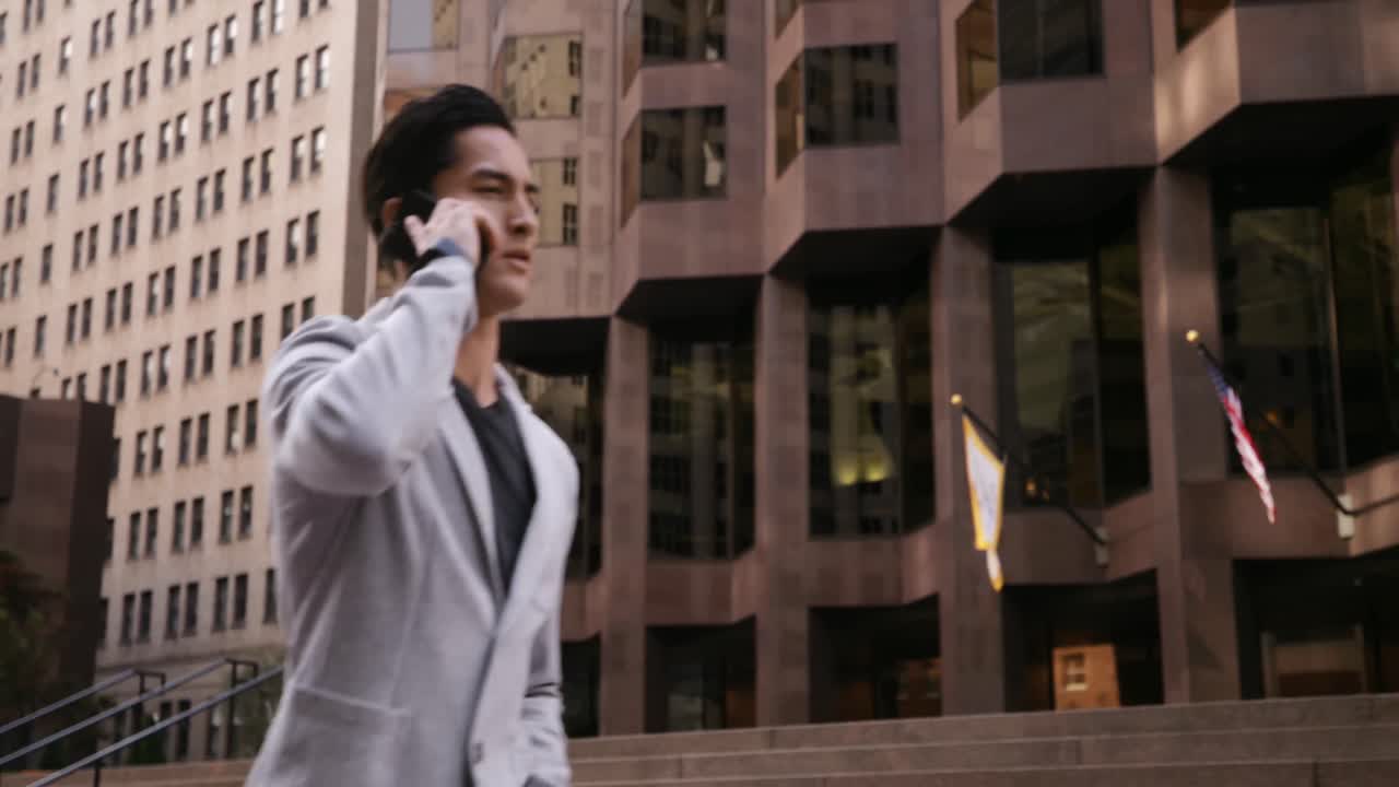 un joven profesional en movimiento.